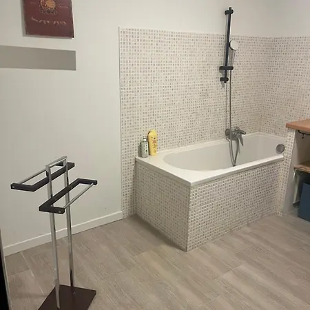 Entier 1 A 4 Personnes Au Calme Avec Parking Gratuit * Ним